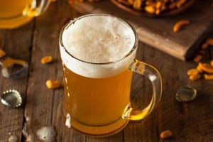 gouden bier in een glazen stein foto
