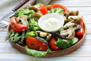 voorgerecht van gegrilde groenten (paprika, asperges, courgette, broccoli) foto
