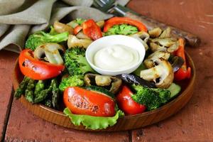voorgerecht van gegrilde groenten (paprika, asperges, courgette, broccoli) foto
