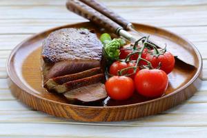 gegrild vlees biefstuk met groenten garnituur (asperges en tomaten)