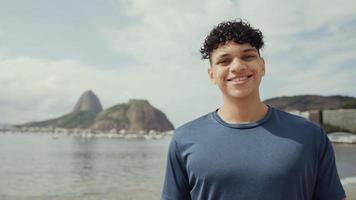 Latijnse jongeman, beroemd strand Rio de Janeiro, Brazilië. Latijnse zomervakantie vakantie. foto