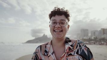 latijns jong meisje, beroemd strand rio de janeiro, brazilië. Latijnse zomervakantie vakantie. foto