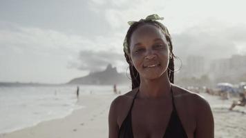 latijns jong meisje, beroemd strand rio de janeiro, brazilië. Latijnse zomervakantie vakantie. foto