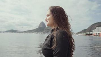 latijns jong meisje, beroemd strand rio de janeiro, brazilië. Latijnse zomervakantie vakantie. foto
