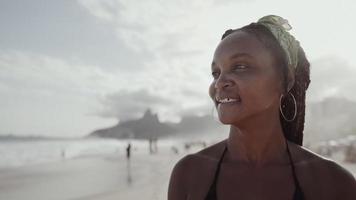 latijns jong meisje, beroemd strand rio de janeiro, brazilië. Latijnse zomervakantie vakantie. foto