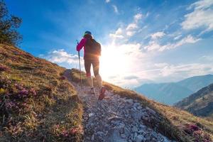 sportieve vrouw wandelen nordic foto