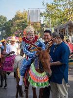 chiang mai, thailand, 2020 - een jongen in een traditionele kleding en volkeren in de boeddhistische wijdingsceremonieparade. foto