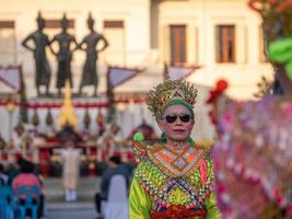 chiang mai, thailand, 2020 - de man in lanna en tai traditioneel kostuum in boeddhistische wijdingsceremonie. foto