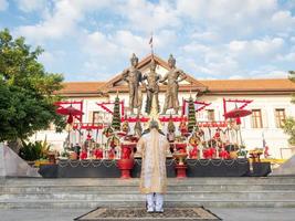 Chiang Mai, Thailand, 2020 - aanbiddingsceremonie bij het monument van de drie koningen foto