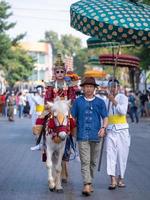 chiang mai, thailand, 2020 - portret van mensen en paard in de parade van de boeddhistische wijdingsceremonie. foto