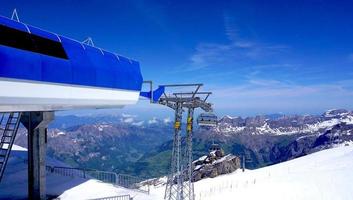 station van kabelbaan sneeuw bergen titlis avontuur in zwitserland, europa foto