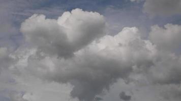 foto van witte wolkenlucht op een warme dag