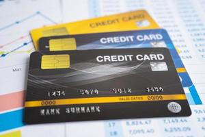 creditcard op grafiek en ruitjespapier. financiële ontwikkeling, bankrekening, statistieken, investeringsanalytisch onderzoek data-economie, beurshandel, bedrijfsconcept. foto