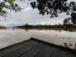 prachtig landschap aan de rand van de kalimantan-rivier, indonesië foto