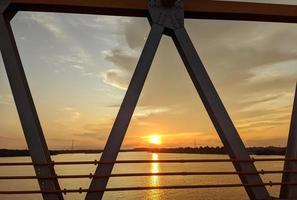 prachtige zonsondergangfoto op de brug foto