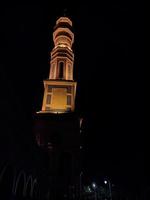 foto van de minaret van de moskee 's nachts