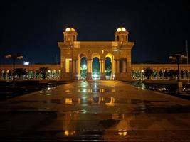 foto van de moskeepoort 's nachts