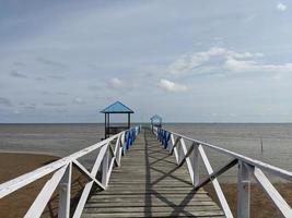 foto van strand en bruglandschap