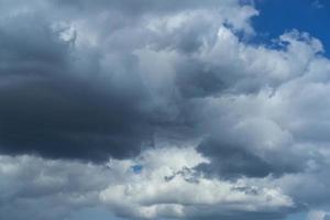 de blauwe lucht is bedekt met sombere regenwolken. foto