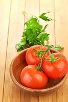 tomaten in houten bowlin foto