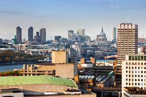 Londen, Engeland. luchtzicht op de stad en de kathedraal van St. Paul foto