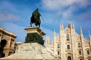 milaan, italië, 2022 - milaan kathedraal, vittorio emanuele ii standbeeld en galerij. Italië foto