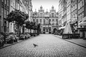 vintage oude stadsstraat. zwart en wit. foto