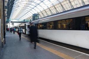 bewegingsonscherpte mensen in spits treinstation, londen, uk