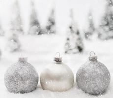 glazen kerstballen in de winter miniatuur boslandschap met sneeuw. foto