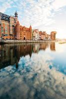 oud gebouw in de oude stad, gdansk en de motlawa-rivier foto