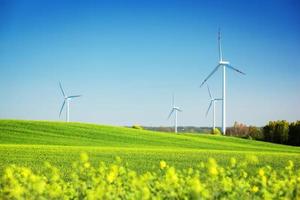 windturbines op lente veld. alternatieve, schone en natuurlijke energie foto