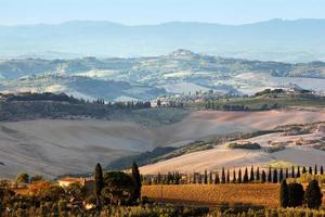 Toscane landschap bij zonsopgang. Toscaanse boerderij, wijngaard, heuvels. foto