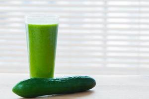 vers sap van groene groenten en fruit. gezonde vitaminedrank. foto