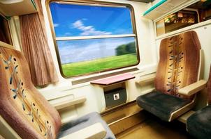 in de trein. comfortabele kamer of compartiment foto