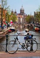 amsterdam, nederland, 2022 - amsterdam oude stadsgracht, boten. foto