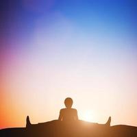 3D-vrouw in groothoek bocht yoga pose mediteren bij zonsondergang. zen foto