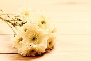 boeket verse lentebloemen op rustiek hout. vintage foto