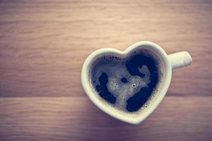 zwarte koffie, espresso in hartvormige kop foto