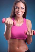 mooie fitness vrouw training met gewichten foto