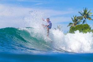 surfen op een golf. het eiland Bali. Indonesië.
