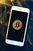 telefoon met een bitcoin erop. foto