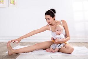 gezonde moeder en baby die gymnastiek maken