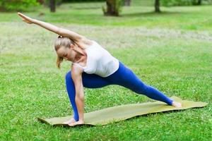 vrouw die yoga op het gras doet foto