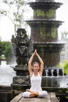 vrouw mediteren doet yoga foto