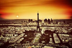 Parijs, Frankrijk bij zonsondergang. luchtfoto op de eiffeltoren foto