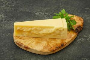 harde Parmezaanse kaas geserveerd met basilicum foto