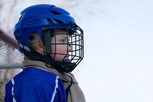 jongen speelt hockey