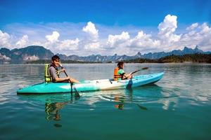 mensen kanoën op schilderachtige meer in de zomer, thailand foto