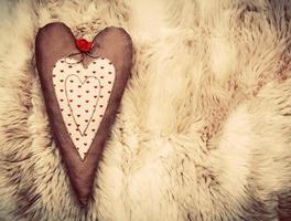vintage handgemaakt pluche hart kussen op de zachte deken foto
