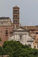 het bouwen van ruïnes en oude zuilen in rome, italië foto